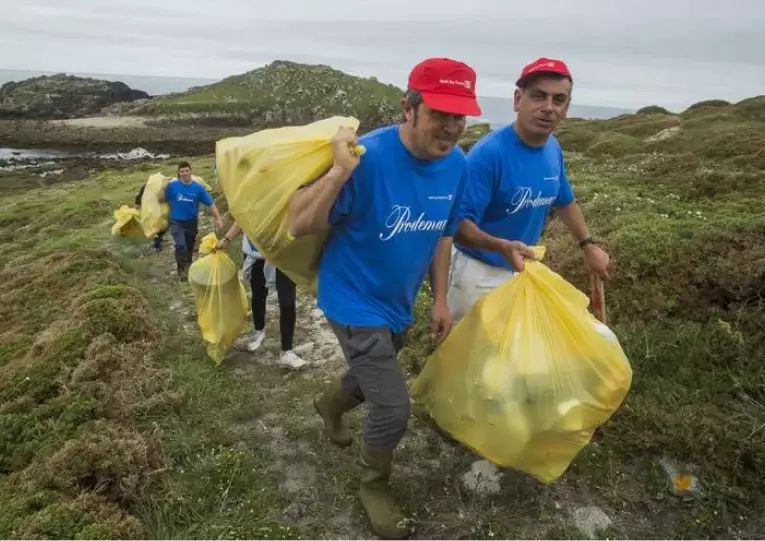 El equipo de Merexo trabaja duro, retirando plásticos para preservar la belleza natural de las playas...