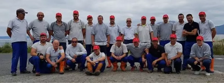 Tras una larga jornada de recogida de plásticos y residuos en los alrededores de la reserva natural de Miñarzos, el equipo de Lira de Stolt Sea Farm se toma un descanso para posar en una foto de grupo.