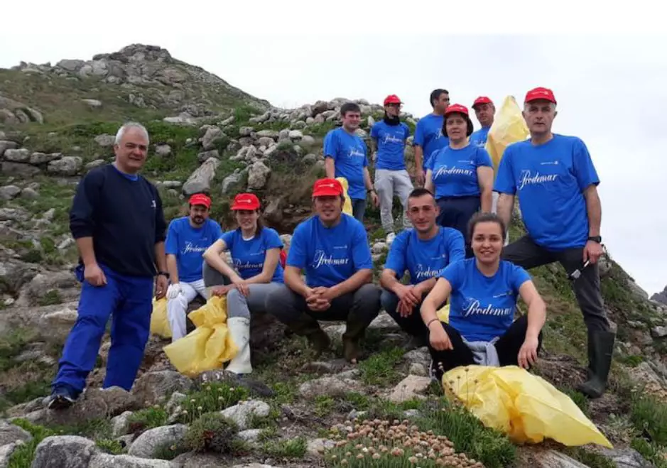 Recogida de residuos llevada a cabo por los equipos de Stolt Sea Farm en Miñarzos y Merexo