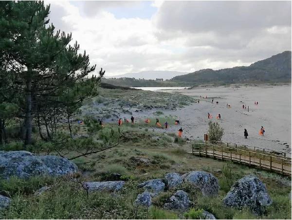 Stolt Sea Farm ayuda a limpiar en Galicia